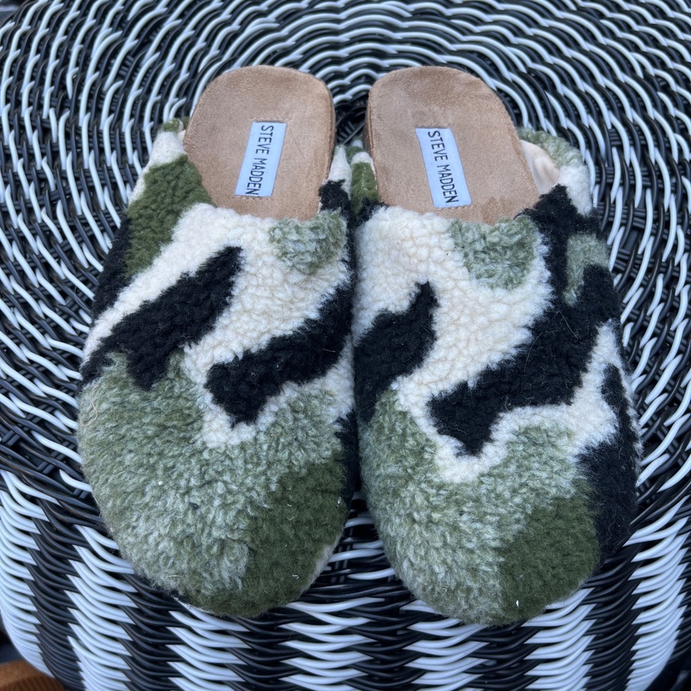 Steve Madden Green and Black Fuzzy clogs